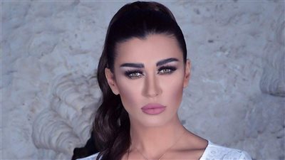 الفنانة اللبنانية نادين الراسي تصرح وتقول: الفنانات السورية واللبنانية وكل العرب منافقات. 