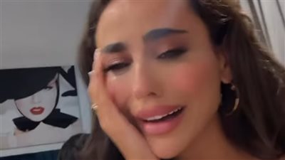 شاهد الدكتورة يومي تنهار من البكاء بعد تع@رض منزلها للسرقة في باريس