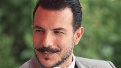 والدة الفنان باسل الخياط تظهر لأول مرة للعلن والجمهور يشبهها بفنانة عالمية! (صور) 