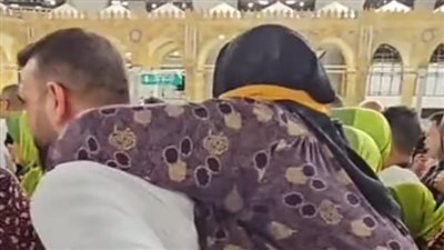 مشهد لمعتمر سوري  يحمل أمه على كتفيه بجوار الكعبة يتصدر منصات التواصل