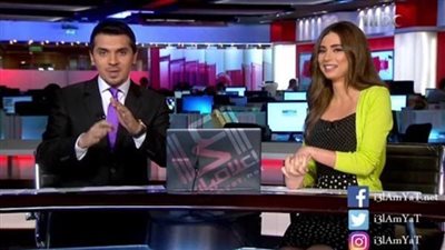 مذيعة MBC تفاجئ الجمهور وتطلب من زميلها أن يحملها على الهواء مباشرة