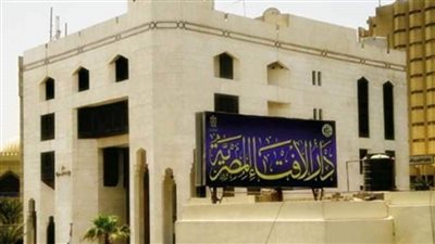 دار الافتاء: حضڼ الزوج لزوجته مهم أثناء النوم 