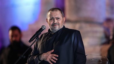 جورج وسوف يتأثر على المسرح