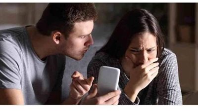 اعتاد الرجل أن يعود من عمله بعد أن ينهكه العمل ويتعب، واستند على كرسي بجواره وهو يفتح هاتفه