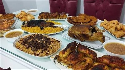 عازمين خطيبي هو و امه و ابوه و اخواته و عاملين حسابهم ف الاكل  لقيته جاي قبل 
