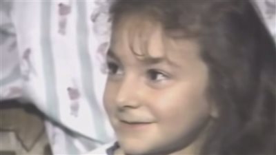 خمنوا من هذه الطفلة التي أصبحت فنانة شهيرة  .. وفتاة أحلام شباب جيلها 