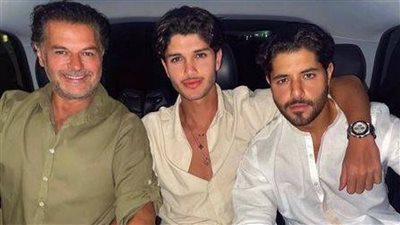 وكأنها شقيقتهم.. خالد ولؤي أبناء الفنان راغب_علامة بـ صورة لطيفة مع والدتهم جيهان علامة تـ.ـشـ.ـعـ.ـل مواقع التواصل الاجتماعي. (صور) 