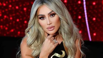 والدة الفنانة مايا دياب تتصدر التريند العالمي بعد نشر صورتها والجمهور يعلق: طالعة اصغر من بنتك (صور) 
