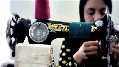 قصة المرأة و ماكينة الخياطة