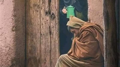 روي عن رجل انه وقع في كرب شديد وثقل عليه الدين حتى بلغ دينه خمسمائة دينار وعجز عن أدائها وكثر المطالبون بديونهم