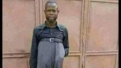 أستاذ تاريخ سودانى أشتهر عنه بأنه يعاقب تلاميذه 