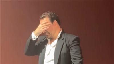 لحظة بكاء عاصي الحلاني اثناء اداء اغنية 