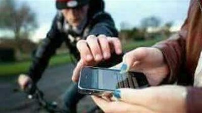 فتاة جديدة في المدينة كانت تبحث عن عمل جاء لص وسرق هاتفها وهرب بعيدا فأخد الهاتف