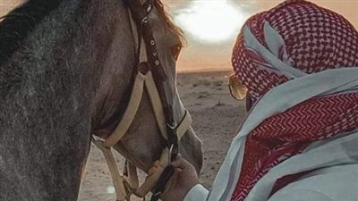 يُحكى أنَّ شاباً بدوياً كان يعيش مع والدته وكانت دائما توصيه امه بأن لا يصاحب ( شخص ذو نيتين )