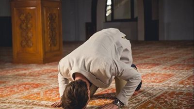 آية إذا قرأتها بعد التسليم من الصلاة ثوابها و فضلها عظيم 