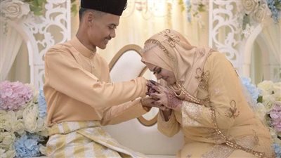 بعد قصة حب كبيرة.. شاب عمره 22 عاماً يتزوج معلمته السابقة البالغة من العمر 