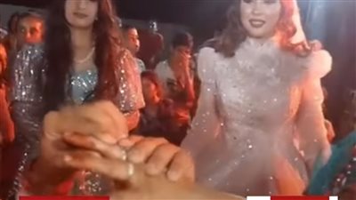 عريس جزائري يلبس الخاتم لوالدته بدلا من العروس