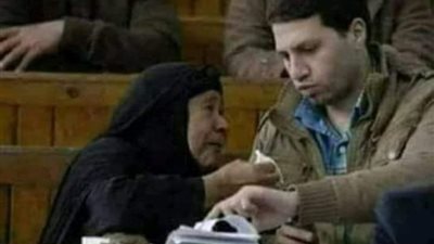 أُحضرت سيدة عجوز إلى المحكمة .. وهي مقيدة اليدين ثم دخلت إلى المحكمة بعد فك قيدها لتحضر الجلسة الأخيرة للحكم عليها .