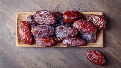 لن تتوقع ما يحدث لجسمك عند كسر صيامك على 3 ثمرات من التمر