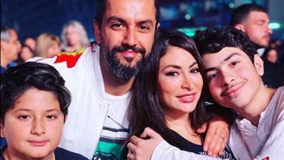 ابن تيم حسن و ديمة بياعة يتصدر مواقع التواصل بوسامته 