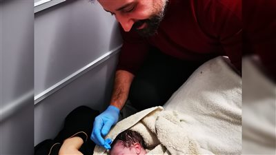 طبيب سوري يساعد سيدة بولادتها على ارتفاع 30 ألف قدم.. ما الحكاية؟