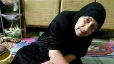 قامت الزوجه عن مائده الطعام..وتركت امه العجوز على المائدة 