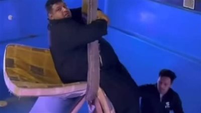 فشل في الخروج بمفرده.. شبان يستأجرون رافعة لاستخراج صديقهم من مسبح