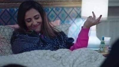 دخل على زوجته و هي مشغولة بالبيت ف ندهلها