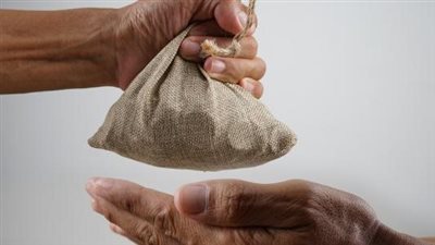 هل يجوز إعطاء الزكاة للوالدين و الأخوة ؟