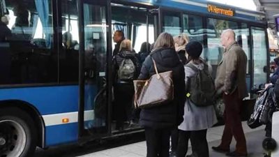 يقول أحدهم : في مدينة أوروبية كنت أقف منتظراً دوري أمام شباك التذاكر لأشتري بطاقة