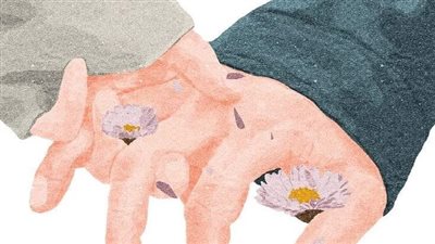 تقول:  في أول أسبوع زواج لي، أخبرتني حماتي والدة زوجي أن من عاداتهم عدم السماح للعروس الجديدة مشاركتهم الاعمال