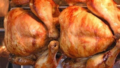 صرلي يومين عم مر من جنب اللحام وعم شوف عارض فروج ن .ي .. وكاتب عليه 12 الف .. 