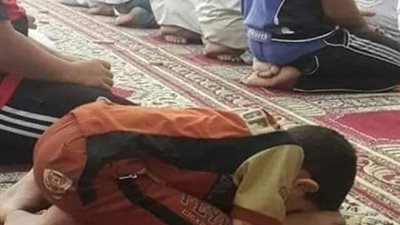 واحنا فـ صلاة التراويح فى المسجد وكنت بصلّى أقصى يمين الصف الأول وكان جنب منى طفل