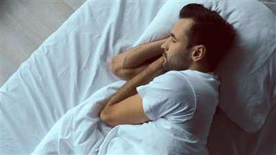 لماذا ترتجف أجسادنا فجأة عند النوم؟