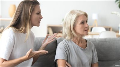 قالت إحداهنّ: كنت أعتقد على الدوام بأن أم زوجي لا تحبني ، إلى أن خطړ لي بأن أقول لها : -أماااه أريني ماهو اسمي في هاتفك ؟! 