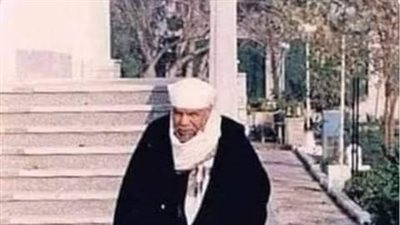يقول : كنتُ عائداً إلى بيتي قبل المغرب بساعة في يوم من أيّام رمضان .. فاستوقفني رجلٌ