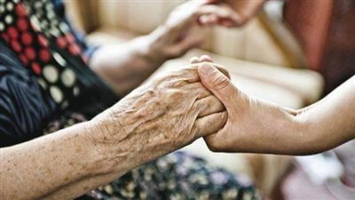 تقول دخل علي رجل يسمى محمد في 30 من عمره ، و معه أم يحضنها لأنها تريد ان تهرب منه.