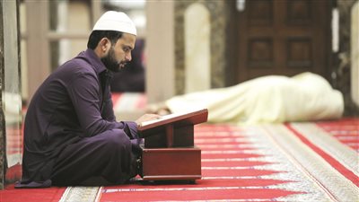 ﺭﺟﻞ ﺍﺷﺘﺮﻯ ﻗﻄﻌﺔ ﻟﺤﻢ ﻭﻓﻲ ﻃﺮﻳﻘﻪ ﺃﺫﻥ للصلاة ﻭﺃﻗﻴﻤﺖ ﺍﻟﺼﻼﺓ ﻓﺪﺧﻞ ﺍﻟﺮﺟﻞ