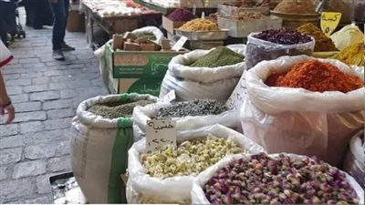 مررت على البزورية لأشتري (بهارات)، فوقفت عند محل يزدحم عليه الناس،