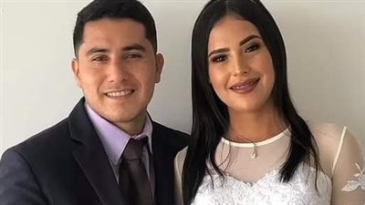 امرأة تجد نفسها في صورة مع زوجها قبل لقائهما بـ 15 عامًا