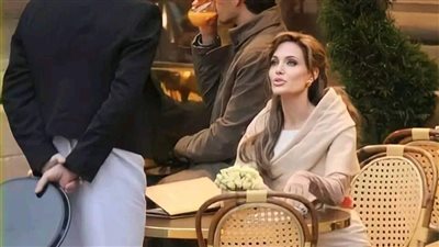 كانت جالسة كعادتها حتى أتاها  و قال لها