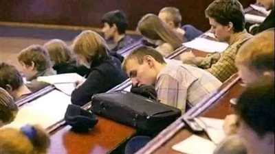 طالب في جامعة  نام في محاضرة رياضيات