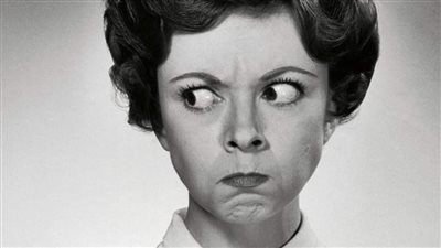 رجل يتشاجر  زوجته عندما يعود من العمل في المساء يومياً