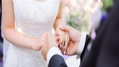 فتاة تزوجت من رجل قدم الزوج لزوجته طبق كبير من الطعام الشهي 