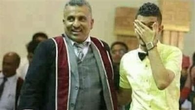 قصة طالب جامعي استاذن من الدكتور لأنه لا يستطيع أن يحضر محاضرة الغد لأنه ذاهب ليخطب احد زميلاته بالجامعة وهي من عائلة ثريه