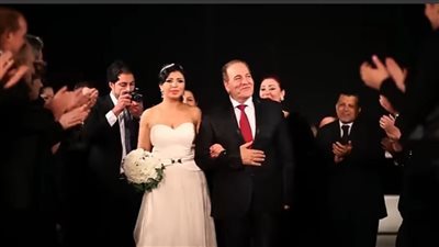 عزم اهلو على العشا بالليلة عرسهن شوفوا شو عملت العروس ! 