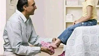 اتفق زوجان في صباح اول يوم لزواجهما ان لايفتحا الباب لأي زائر كان .. 