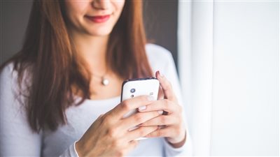 طلبت من صديقتها ان تلتقط لها صورة بهاتفها لكن وهي  تتصفح وجدت صورة لصديقتها برفقة زوجها في نفس المقهى فماذا فعلت !