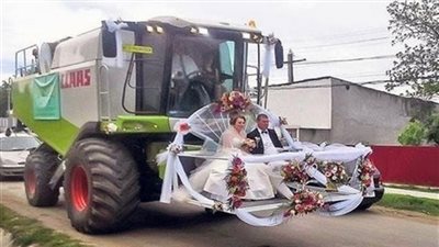 رجل قام بحمل العروسين في الحصادة ماذا حدث