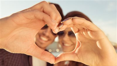 زوج مع زوجته قاما بتحويل باص المدرسة إلى منزل راقي متنقل .